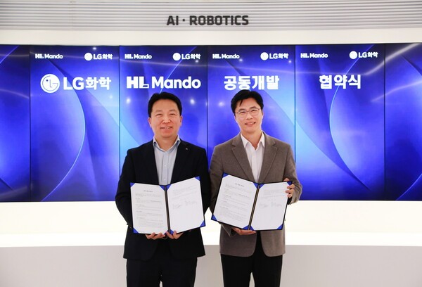 고경덕 LG화학 전자소재 사업부장 상무(오른쪽)와 최한규 HL만도 센터장 상무가 업무협약식을 마치고 기념 촬영을 하고있다. [출처=LG화학]