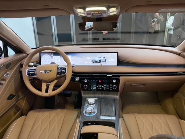 제네시스 G80 모델에 탑재된 LG디스플레이의 OLED 디스플레이.[출처=현대차그룹]