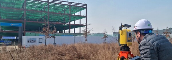 .RTS(Robotic Total Stations, 원격 조작 가능 측량 장비) 장비로 골조의 시공오차를 측량하는 모습.[출처=CJ대한통운 건설부문]