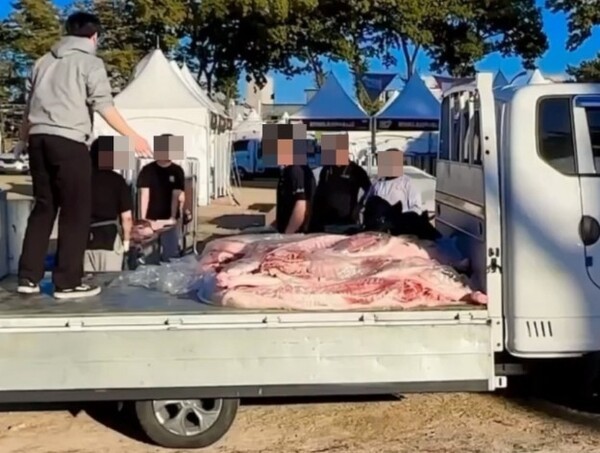 ‘2023년 홍성글로벌바비큐페스티벌’ 축제 당시 상온에서 운반되는 생고기 모습. [출처=온라인 커뮤니티 갈무리]