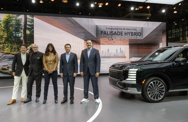 (왼쪽부터) 이상엽 현대제네시스글로벌디자인담당 부사장, 루크 동커볼케 현대차그룹 CDO(글로벌디자인본부장) 겸 CCO(최고크리에이티브책임자) 사장, 올라비시 보일 현대차 북미권역본부 제품기획 및 모빌리티 전략담당 Senior Vice President, 호세 무뇨스 현대차 대표이사 사장, 랜디 파커 현대차 북미권역본부 CEO가 2025 뉴욕 국제 오토쇼 현대차관에서 기념사진을 촬영하는 모습[출처=현대자동차]