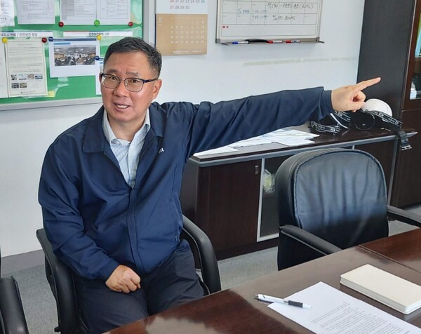 문용진 삼일C&S 공장장이 트랜지션 피스가 야적된 군산컨테이너터미널 방향을 가리키며 현재 상황에 대해 설명하고 있다.[출처=EBN DB]