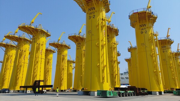 군산컨테이너터미널에 야적된 트랜지션 피스.[출처=EBN DB]