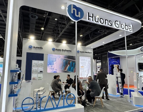 ‘두바이 더마 2025’ 행사장에 마련된 휴온스그룹 전시부스 모습.[출처=휴온스]