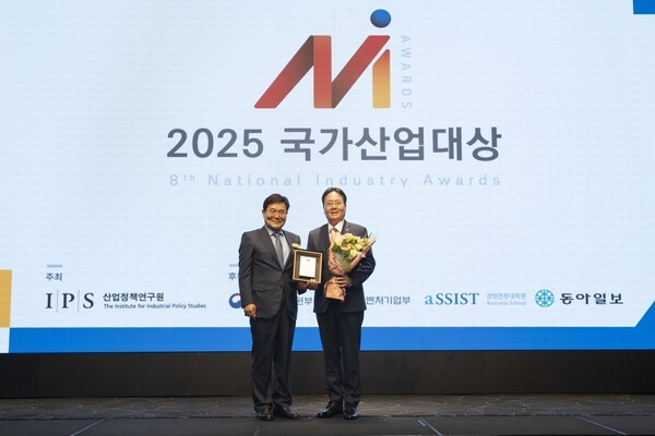 이영호 에쓰오일 영업전략부문장(오른쪽)이 17일 열린 2025 국가산업대상 시상식에서 박기찬 산업정책연구원 원장과 기념 촬영을 하고 있다. [출처=에쓰오일]