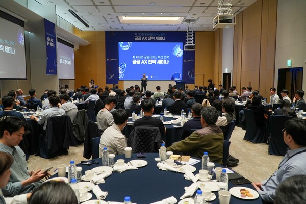 KT Enterprise부문장 안창용 부사장이 17일 송파구 스카이31 컨벤션에서 열린 공공기관 대상 ‘AX 전략 세미나’에서 인사말을 하고 있다. [출처=KT]