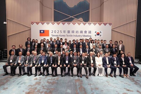 지난 15일 대만 난터우에서 개최된 제19차 한·대만 섬유산업 연례회의에서 최병오(오른쪽 일곱 번째) 한국섬유산업연합회장과 궈샤우이(오른쪽 여덟 번째) 대만섬유연맹 회장이 기념사진을 촬영하고 있다. [출처=섬산련]