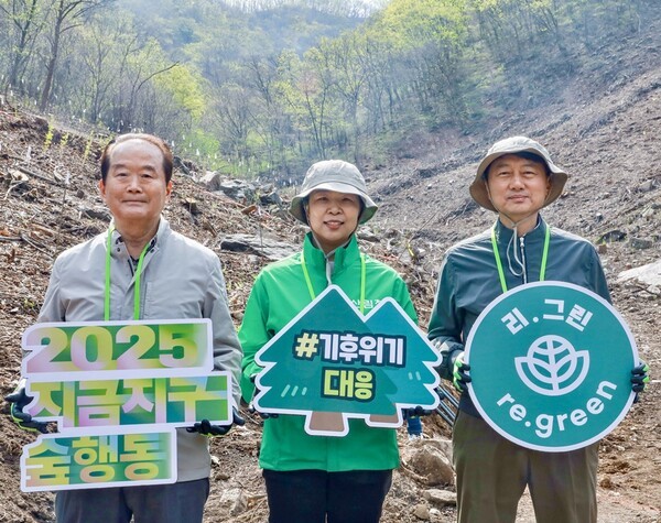 17일 경기도 용인시 처인구 이동읍 묵리 ‘제2호 현대백화점그룹 탄소중립의 숲’에서 장호진 현대지에프홀딩스 사장(사진 오른쪽), 강혜영 북부지방산림청장(사진 가운데), 허상만 사단법인 생명의숲 이사장(사진 왼쪽)이 기념 사진을 촬영하고 있다. [출처=현대백화점그룹]