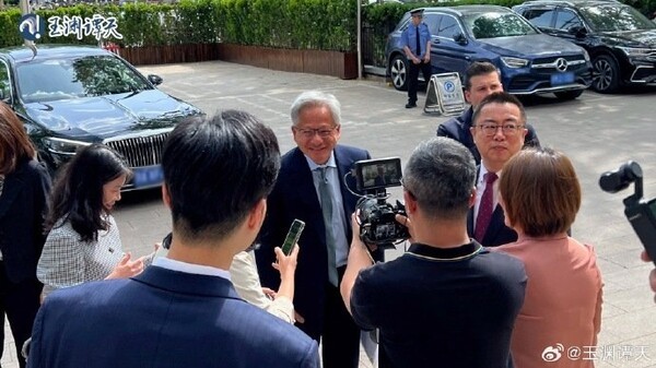 3개월 만에 중국을 방문한 젠슨 황 엔비디아 최고경영자(CEO)가 17일 베이징에서 영접을 받고 있다. [출처=연합]