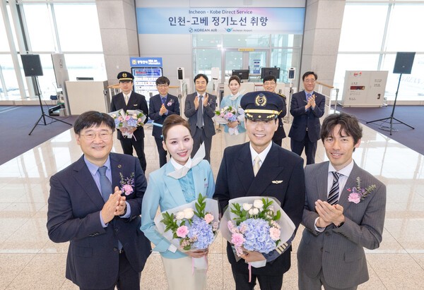 대한항공 최정호 부사장(왼쪽에서 첫 번째), 시미즈 유이치 일본정부관광국 서울사무소장(오른쪽에서 첫 번째) 등 주요 관계자들이 KE731편 운항·객실 승무원들과 기념사진을 촬영하고 있다. [출처=대한항공]