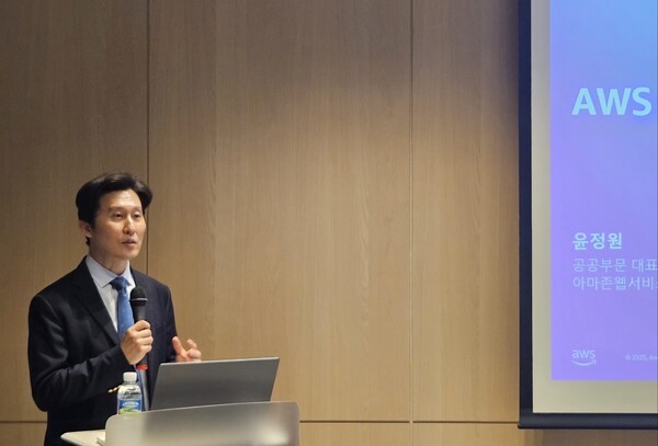 윤정원 AWS 코리아 공공부문 대표가 18일 강남구 센터필드에서 진행된 기자간담회에서 발표하고 있다. [출처=진운용 기자]