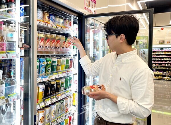 젊은 세대를 중심으로 하이볼 등 저도수 혼성주에 대한 수요가 증가하고 있다. 국내 주류업체들도 이러한 트렌드에 맞춰 하이볼 제품을 내놓고 있으며, 수출 확대를 위한 노력을 기울이고 있다. 한 소비자가 편의점 CU에서 ‘토끼 사과 하이볼’을 집어 들고 있다. [출처=BGF리테일]