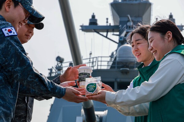 스타벅스코리아 관계자들이 지난 16일 강원 동해시 해군 제1함대 부대를 방문해 커피와 푸드를 전달하고 있다. [출처=스타벅스코리아]