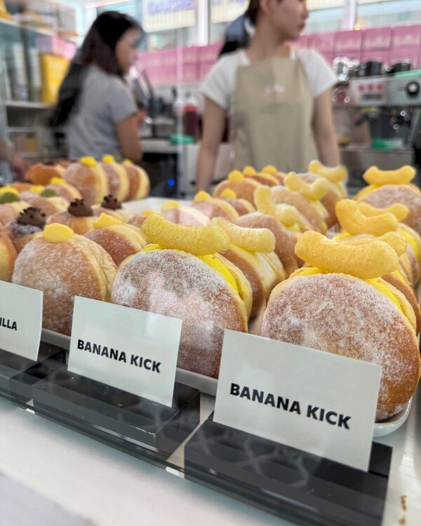 노티드 LA점에 ‘바나나킥 크림 도넛’이 진열된 모습. [출처=농심]