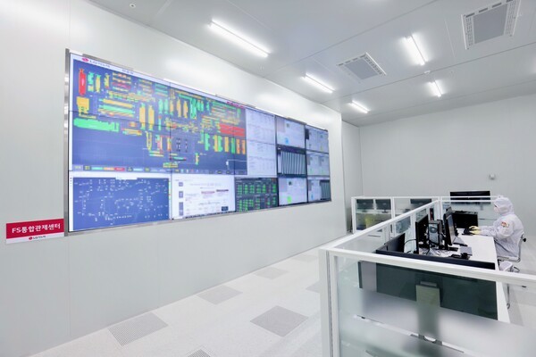 경북 구미 LG이노텍 ‘드림 팩토리’ 내 LMS(Line Monitoring System)이 갖춰진 통합관제실. 이곳에서 FC-BGA 생산 현황을 한눈에 파악할 수 있다. [출처=LG이노텍]