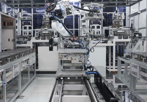 고객이 요구한 스펙(두께, 크기 등)에 맞게 제품이 구현됐는지 검사하는 LQC(Line Quality Control) 과정. 검사 결과 데이터는 즉시 고객에게 전송돼, 조작이 불가능하다. 이 같은 품질 투명성은 글로벌 고객들이 가장 중시하는 요소 중 하나다.  [출처=LG이노텍]