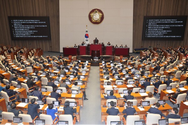 국회 본회의에서 재의 요구 법안에 대한 재표결 결과를 발표하고 있다. [출처=연합]