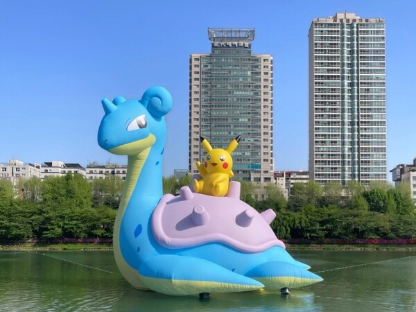 롯데그룹이 서울 송파구와 손잡고 이번 주말부터 5월 18일까지 석촌호수 동호 일대에서 포켓몬 아트벌룬 전시와 경품 이벤트를 진행한다. [출처=송파구]