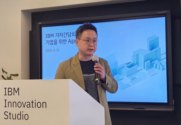 김지관 한국IBM 클라이언트 엔지니어링팀 총괄 상무가 21일 기자간담회에서 발표를 진행하고 있다. [출처=진운용 기자]