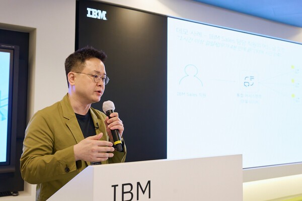 김지관 한국IBM 클라이언트 엔지니어링팀 총괄 상무가 21일 기자간담회에서 발표를 진행하고 있다. [출처=한국IBM]