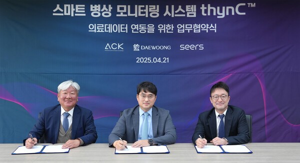 (왼쪽부터)조선주 ACK 대표, 이창재 대웅제약 대표, 이영신 씨어스테크놀로지 대표가 업무협약을 체결하고 있다. [출처=대웅제약]