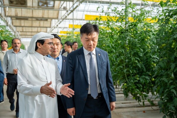 박범수 농식품부 차관과 알 무샤이티 사우디 물환경농업부 차관이 시범온실을 둘러보고 있다. [출처=농식품부]