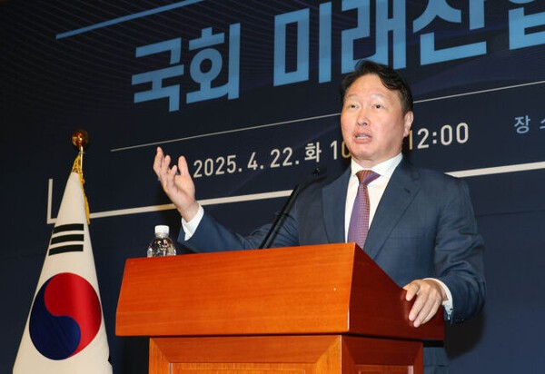 최태원 대한상공회의소 회장이 서울 여의도 국회 사랑재에서 열린 국회 미래산업포럼 발족식에서 강연을 하고 있다. [출처=대한상의]