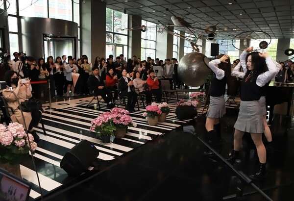 태광그룹이 30일까지 서울 광화문 흥국생명빌딩 1층 로비에서 ‘태광 봄 음악회 : 함께 봄, 즐겨 봄’을 개최한다. 이번 행사는 평일 점심시간을 이용해 오후 12시 30분부터 1시까지 진행되며, 지역 주민과 인근 직장인들에게도 개방된다. 사진은 한림예고 실용음악과 학생들이 22일 공연을 하는 모습. [출처=태광그룹]