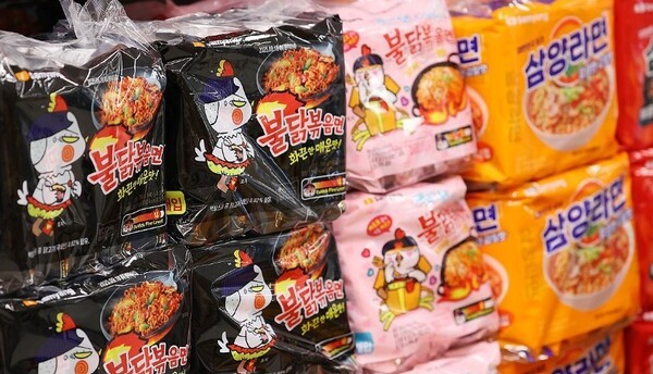 삼양식품은 2분기부터 밀양 2공장 가동이 시작되고, 3분기부터 본격적인 생산량 확대가 기대되면서 올해 내내 매출과 영업이익의 전분기 대비 증가 흐름이 뚜렷할 전망이다. 서울의 한 대형마트에 삼양식품 제품들이 진열돼 있다. [출처=연합뉴스]