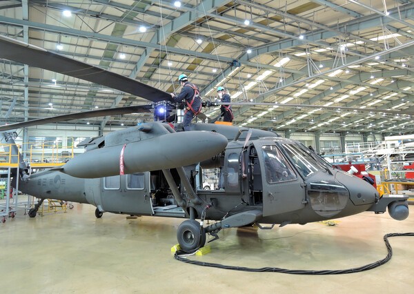 대한항공 부산테크센터에서 UH-60 헬기 창정비 [출처=대한항공]