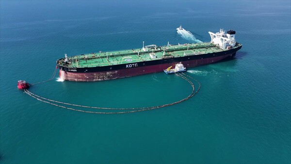 200만 배럴 원유를 선적한 쿠웨이트 국제공동비축 운반선이 울산항에 입항하는 모습 [출처=한국석유공사]