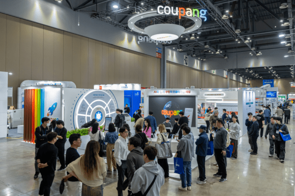 오는 25일까지 일산 킨텍스 제1전시장에서 진행되는 2025 물류산업대전에 참가한 관람객들이 쿠팡 부스를 둘러보고 있다. [출처=쿠팡]
