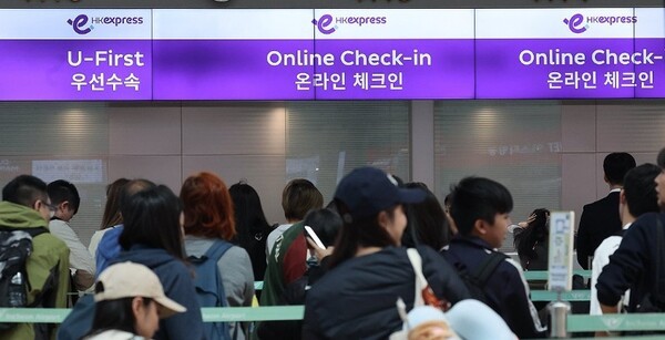 인천국제공항공사가 발표한 ‘2025년 1분기 운송·재무 실적’에서 1분기 인천공항 국제선 여객은 1860만명으로 지난해 동기 대비 7.8% 증가하며 역대 최다 수준인 것으로 나타났다. 여행업계는 전체 해외여행 수요가 늘었음에도 자유여행 선호가 뚜렷해지면서 패키지 시장이 실적 하락세를 나타냈다. 지난 17일 인천국제공항 제1여객터미널 출국장 모습. [출처=연합뉴스]