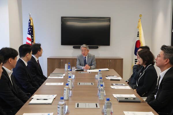 강호동 농협중앙회장은 23일(현지시간) 미국 뉴욕 맨해튼에 위치한 농협은행 뉴욕지점을 방문해 직원들과 간담회를 실시하고 있다. [출처=농협중앙회]