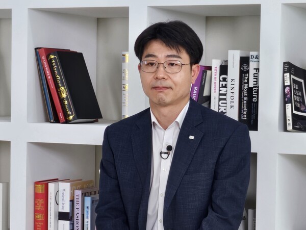 심경민 미래에셋증권 연금컨설팅팀장이 24일 ‘EBN 금융연금 올림픽’ 포럼에서 심 팀장은 ‘평안한 노후를 위한 연금 투자 TIP’이라는 주제로 강연하고 있다. [출처= 최수진 기자]