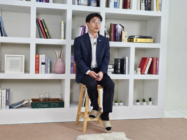 심경민 미래에셋증권 연금컨설팅팀장이 24일 ‘EBN 금융연금 올림픽’ 포럼에서 심 팀장은 ‘평안한 노후를 위한 연금 투자 TIP’이라는 주제로 강연하고 있다.[출처= 최수진 기자]