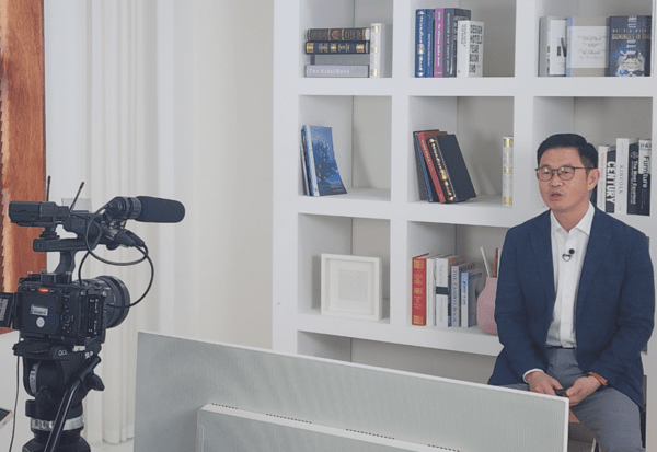 24일 'EBN 금융연금 올림픽 포럼'에서 김수한 신한은행 퇴직연금솔루션부 팀장은 '2025년 연금운용전략, 연금은 선물’을 주제로 강연을 진행하고 있다. [사진=류용환 기자]