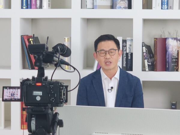 김수한 신한은행 퇴직연금솔루션부 팀장이 24일 'EBN 금융연금 올림픽 포럼'에서  '2025년 연금운용전략, 연금은 선물’을 주제로 연금 투자 전략 등을 설명하고 있다. [사진=류용환 기자]