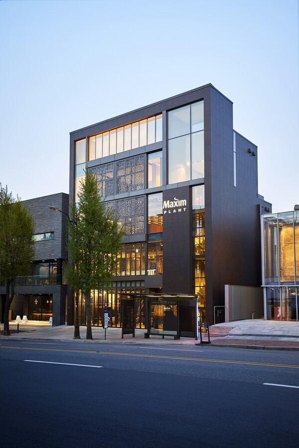 동서식품은 서울 용산구 한남동 소재 맥심 브랜드 체험공간 ‘맥심플랜트’ 오픈 7주년을 기념해 경품 증정 이벤트를 실시한다. [출처=동서식품]