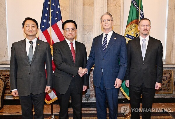 주요 20개국(G20) 재무장관회의 및 국제통화금융위원회(IMFC)'에 참석차 미국 워싱턴D.C를 방문중인 최상목 부총리 겸 기획재정부 장관이 안덕근 산업통상자원부 장관과 함께 24일(현지시간) 미국 워싱턴 DC 재무부에서 열린 '한-미 2+2 통상협의(Trade Consultation)'에서 기념 촬영하고 있다. (왼쪽부터) 안 산업부 장관, 최 부총리, 스콧 베센트 미 재무장관, 제이미슨 그리어 미국무역대표부(USTR) 대표. [출처=기획재정부]