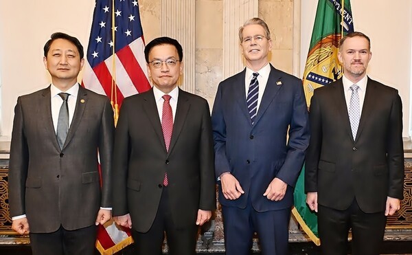 최상목 부총리 겸 기획재정부 장관이 24일(현지시간) 미국 워싱턴 DC 재무부에서 열린 '한-미 2+2 통상협의(Trade Consultation)'에서 기념 촬영하고 있다. (왼쪽부터) 안 산업부 장관, 최 부총리, 스콧 베센트 미 재무장관, 제이미슨 그리어 미국무역대표부(USTR) 대표.[출처=기획재정부]