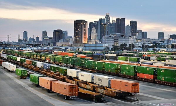 한국 경제가 1분기에 마이너스 성장을 기록하며 시장의 기대치를 밑돌았다. 주요 기업들의 호실적에도 불구하고 투자 심리는 위축되는 모습이다.[출처=연합]