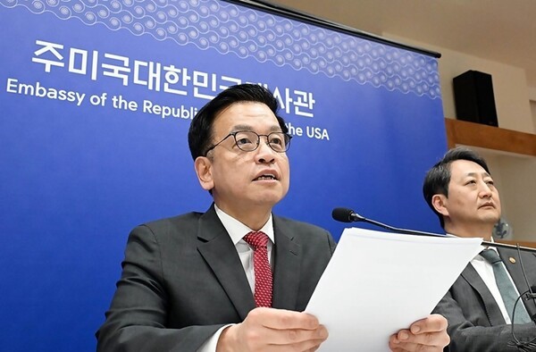 최상목 부총리 겸 기획재정부 장관이 24일(현지시간) 미국 워싱턴DC 주미대사관에서 열린 '한미 2+2 통상협의' 결과 브리핑에서 발언하고 있다. 오른쪽은 안덕근 산업통상자원부 장관.[출처=연합]