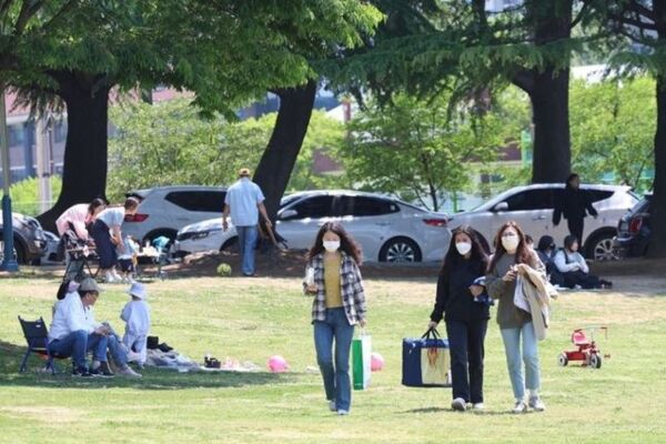 ▶ 시민들이 화창한 봄날씨를 즐기고 있다.[출처=연합뉴스]