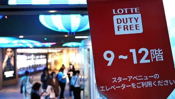 국내 면세업계는 다이궁(보따리상) 중심의 매출 구조에서 벗어나 수익성 중심의 운영으로 전환하고 있으며, 외국인 관광객의 회복세가 이를 뒷받침하고 있다. 향후 면세업계는 일반 관광객 유치와 해외 시장 다변화를 통해 지속 가능한 성장을 도모할 것으로 예상된다. 서울 롯데면세점 명동본점 입구 모습. [출처=연합뉴스]