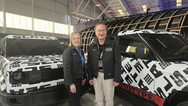 이석희 SK온 대표이사 사장(사진 우측)과 크리스 바먼(Chris Barman) 슬레이트 최고경영책임자가 24일(현지시간) 미국 캘리포니아주 롱비치에서 열린 슬레이트 신차 공개 행사 중 기념 촬영을 하고 있다. [출처=SK온]