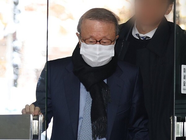 홍원식 전 남양유업 회장이 지난해 11월 특정경제범죄 가중처벌법상 배임 등 혐의로 영장실질심사를 받기 위해 서울 서초구 서울중앙지법에 출석하고 있다. [출처=연합뉴스]