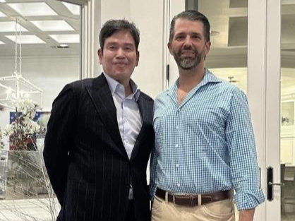 정용진 신세계그룹 회장이 지난 1월 자신의 인스타그램 계정에 올린 사진. 도널드 트럼프 미국 대통령 당선인의 장남인 트럼프 주니어와 나란히 서서 포즈를 취했다. [출처=정용진 회장 SNS 갈무리]