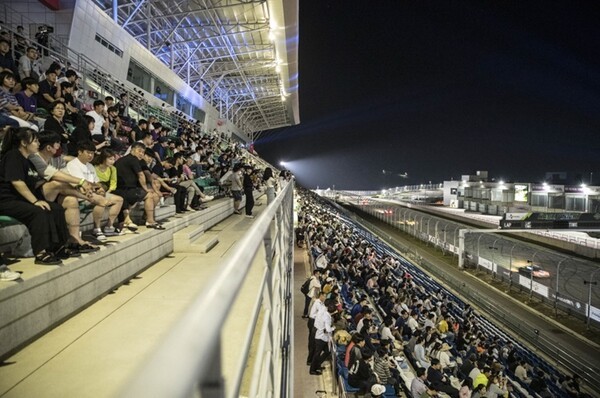 관중들이 나이트레이스를 관람 [출처=슈퍼레이스]