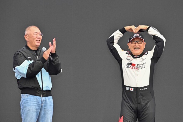 (왼쪽부터) 정의선 현대차그룹 회장과 토요다 아키오 토요타자동차 회장 [출처=토요타코리아]